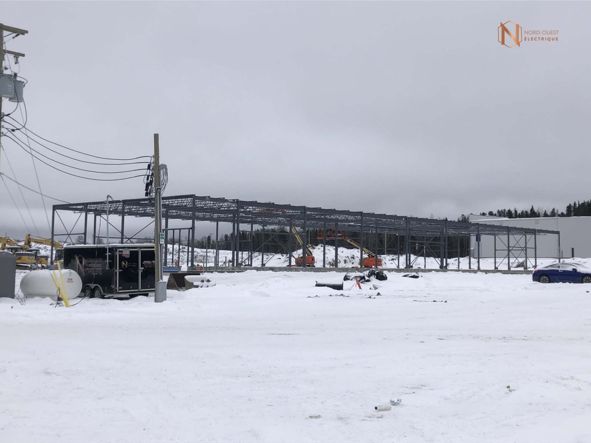 Une grande structure métallique est en cours de construction dans la neige
