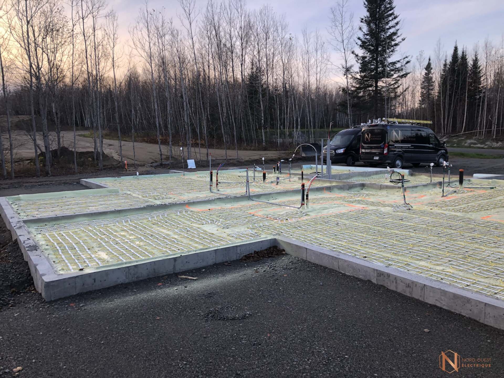 Les fondations d'une maison sont en cours de construction au milieu d'une forêt.