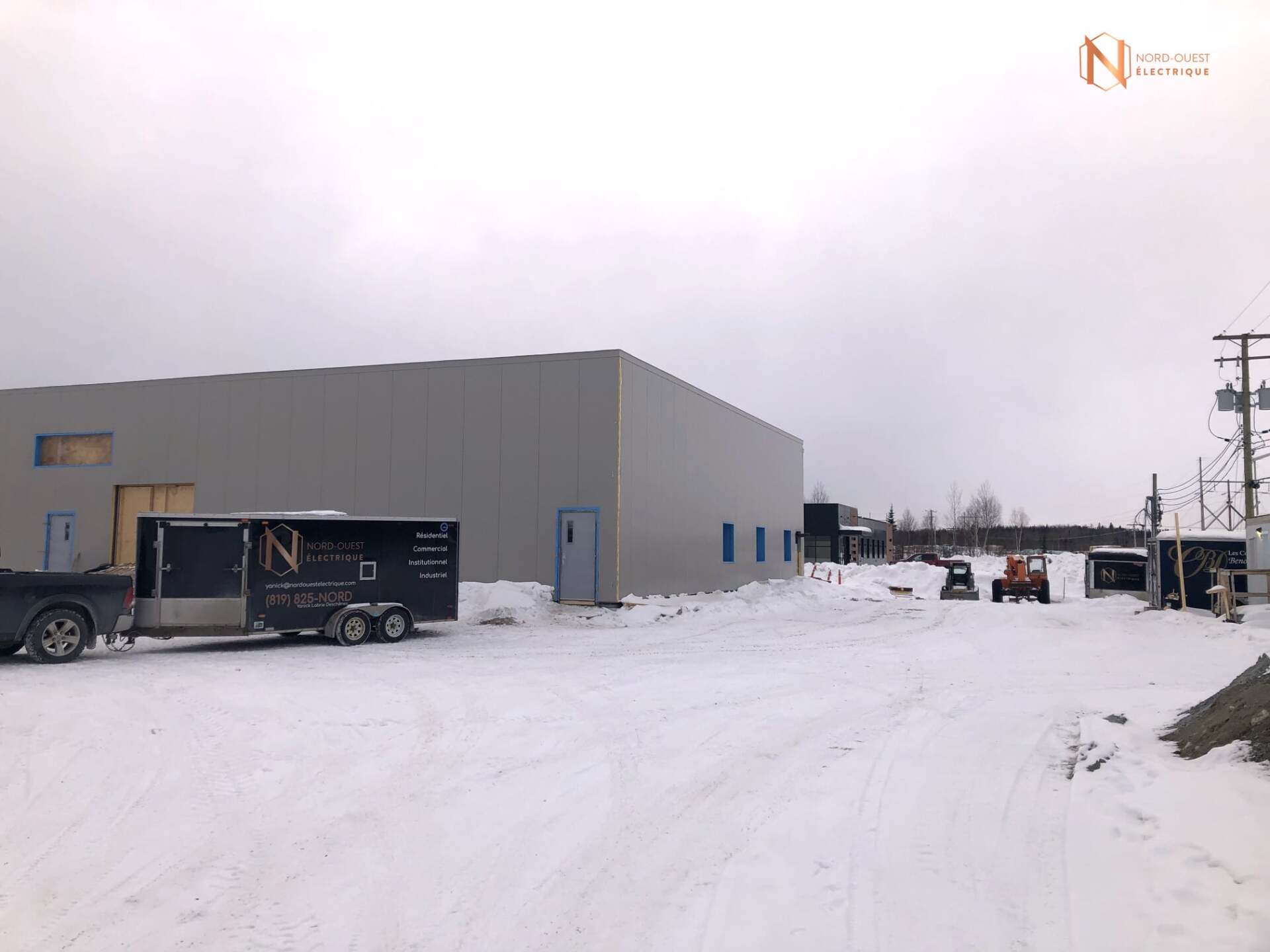 Un camion est garé devant un bâtiment sous la neige.