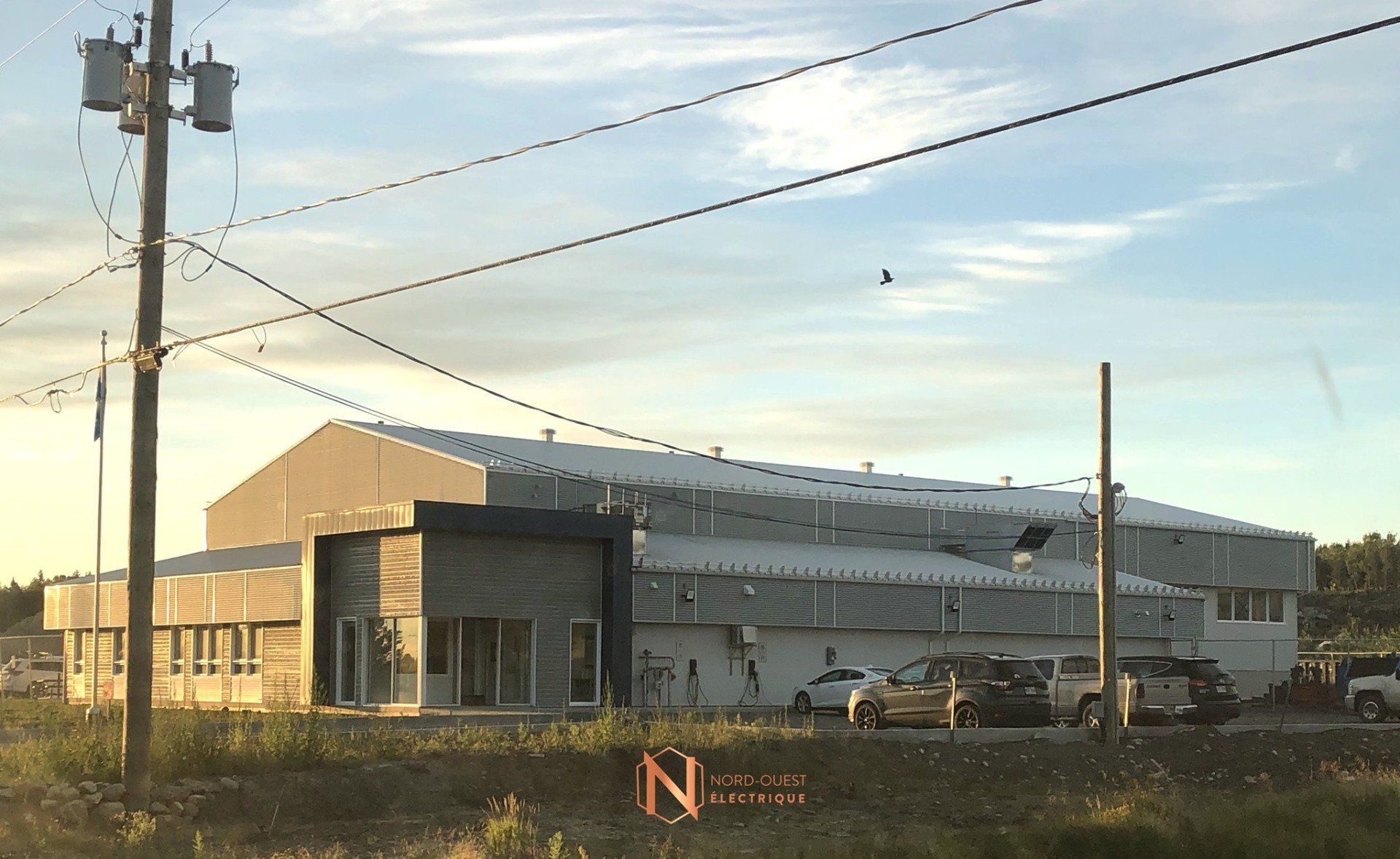 Un bâtiment avec la lettre n dessus