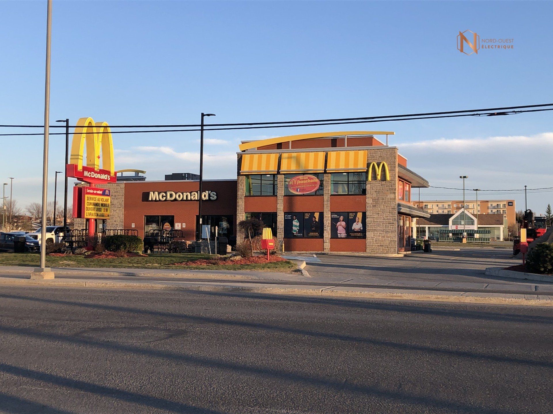 Un restaurant McDonald's avec un ciel bleu en arrière-plan