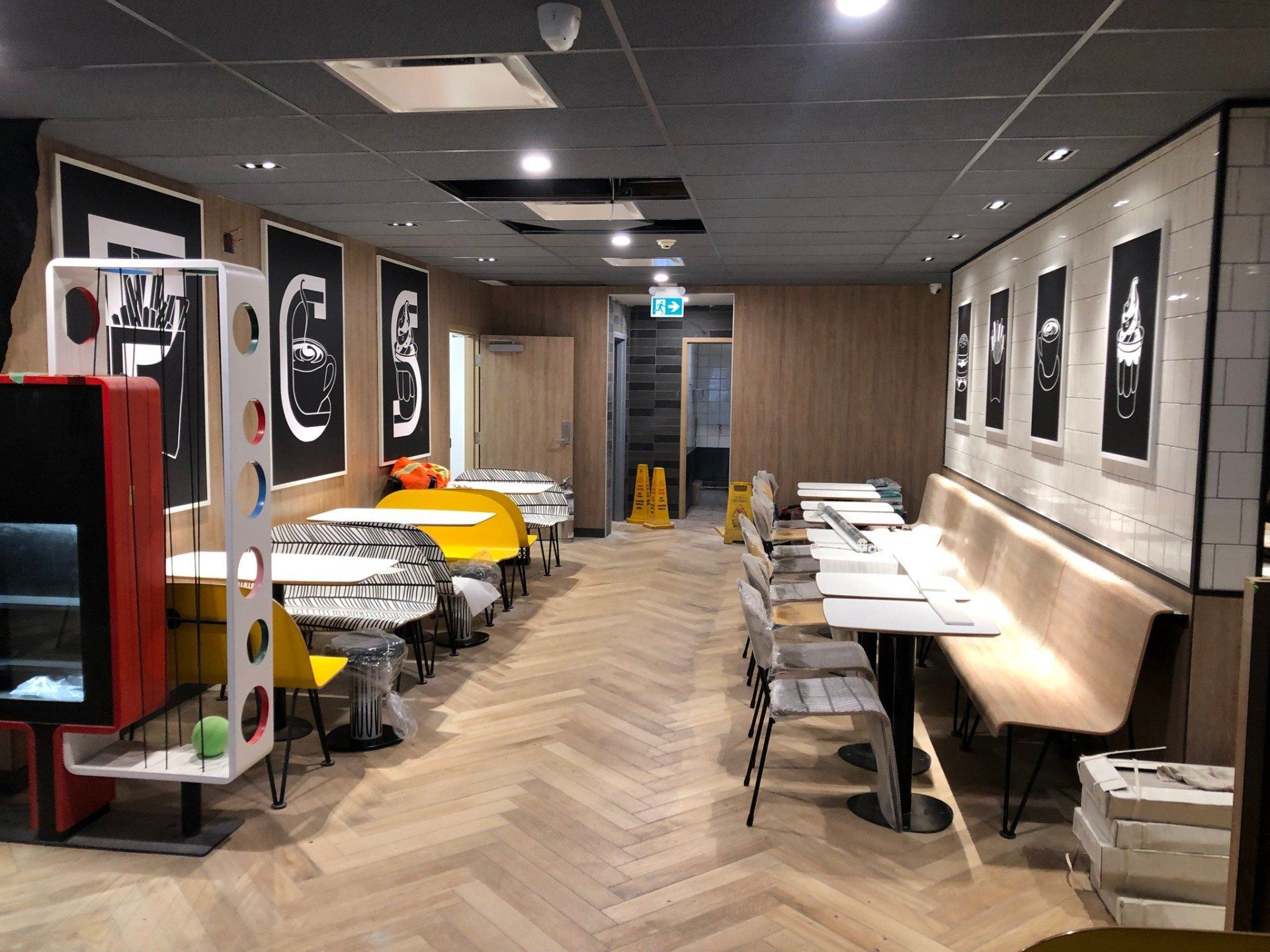 Une longue pièce avec des tables et des chaises dans un restaurant.