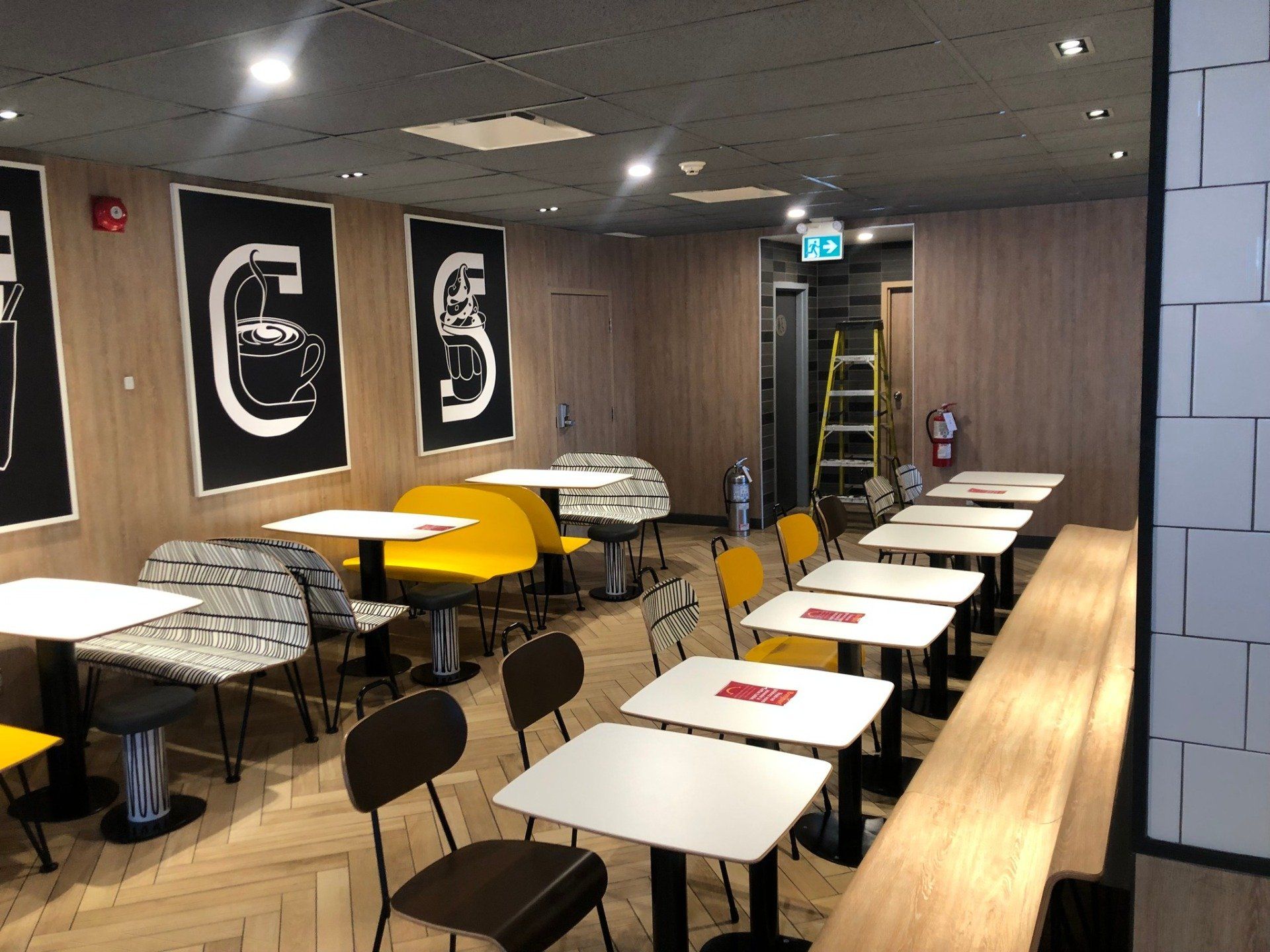 Un restaurant avec des tables et des chaises et un panneau indiquant « gs » dessus