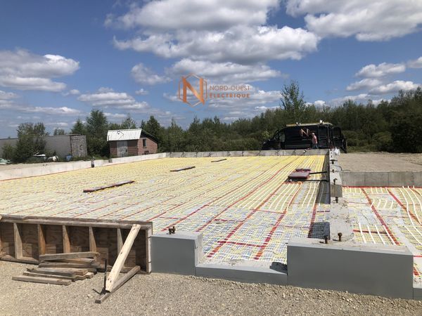 Un chantier avec beaucoup de béton et un ciel bleu en arrière-plan.