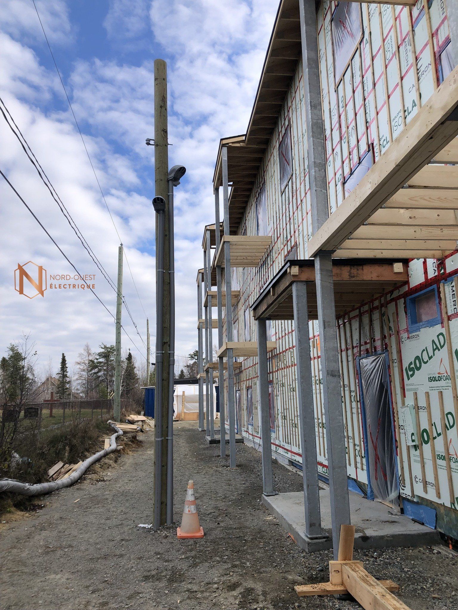 Un bâtiment en construction avec beaucoup d'échafaudages autour.