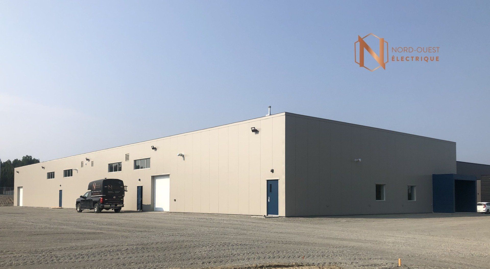 Un grand bâtiment avec la lettre n dessus