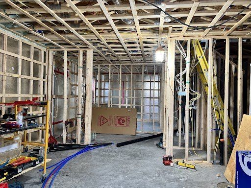 Une pièce en construction avec beaucoup de poutres en bois et d'échafaudages.