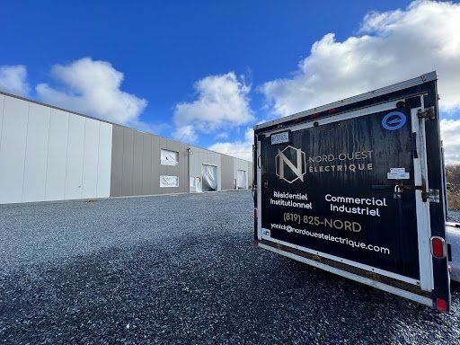 Une remorque est garée devant un bâtiment.