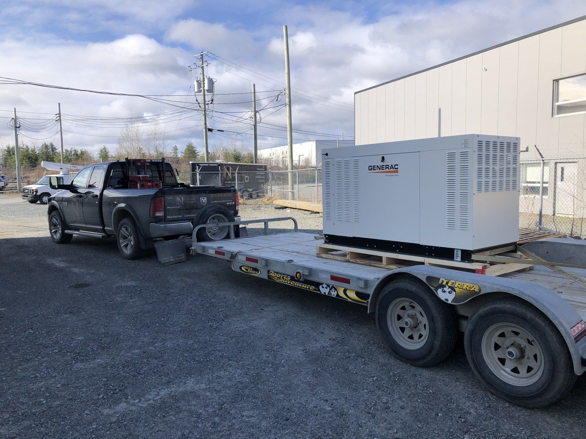 Un camion tracte une remorque avec un générateur dessus.