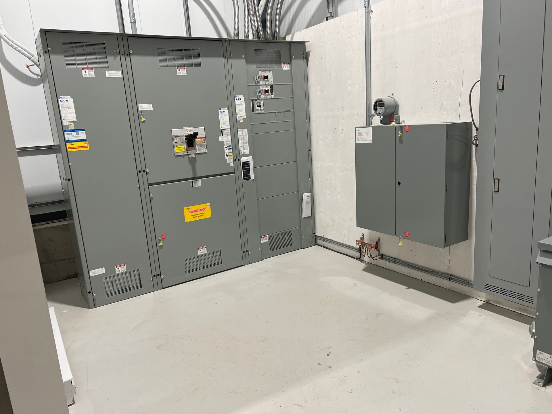 Il y a beaucoup de boîtiers électriques dans cette pièce.