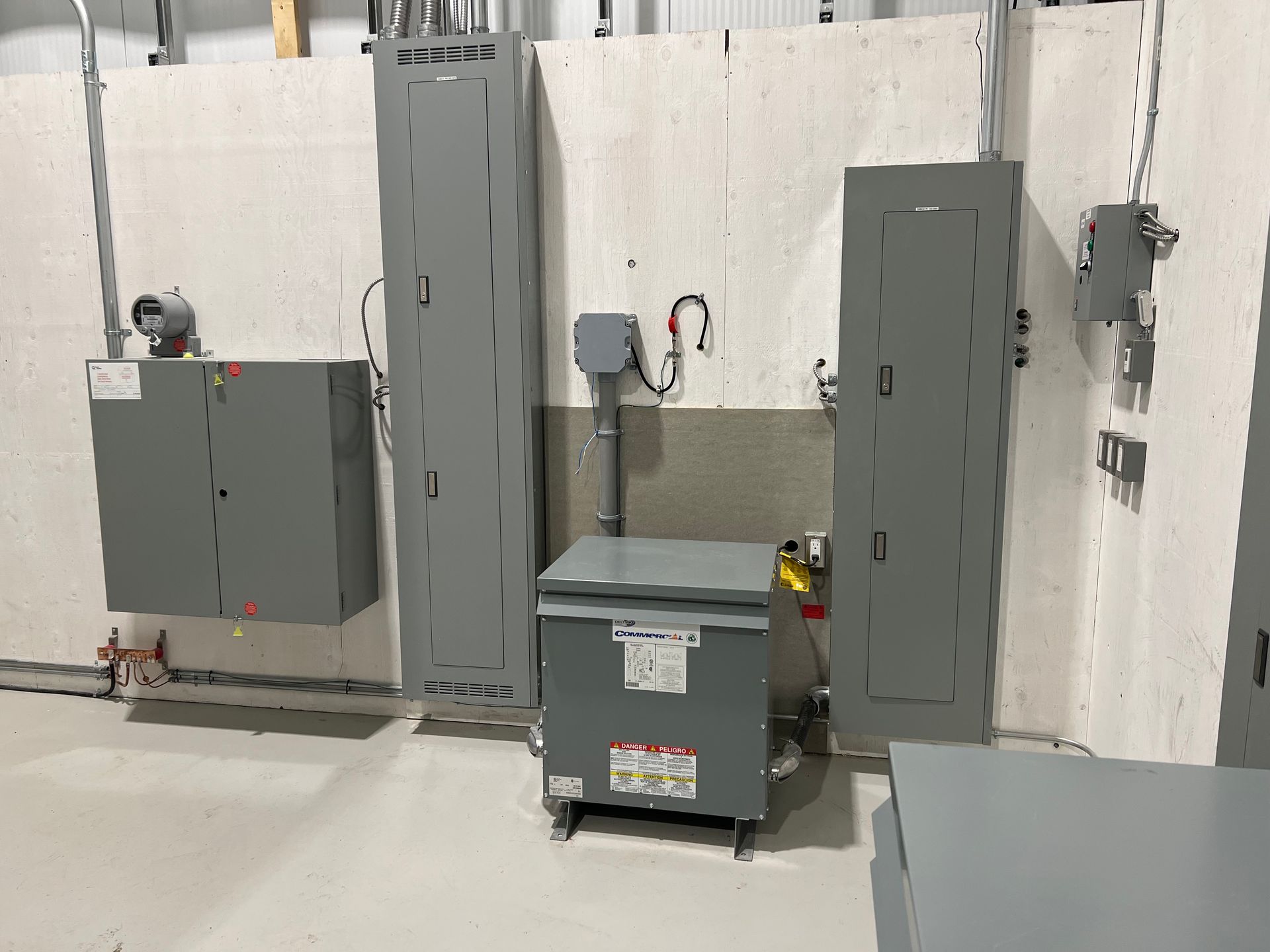 Une pièce avec beaucoup d'équipements électriques à l'intérieur.