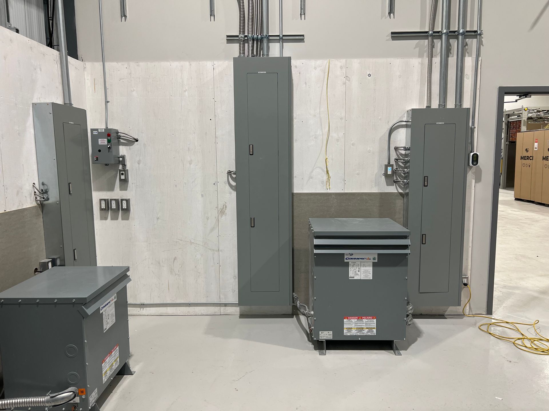 Une pièce avec beaucoup d'équipements électriques à l'intérieur.