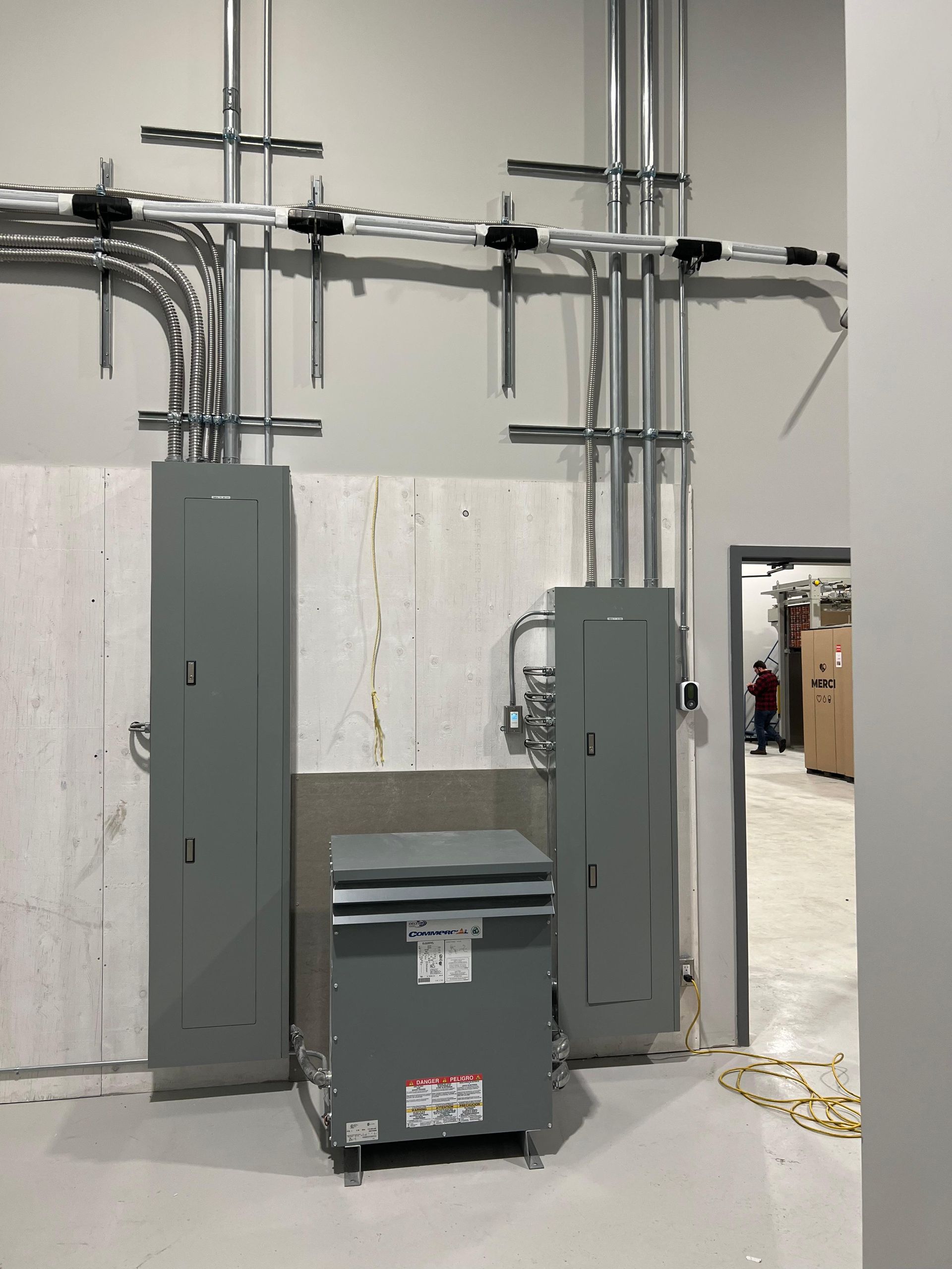 Une pièce avec beaucoup d'équipements électriques sur le mur.