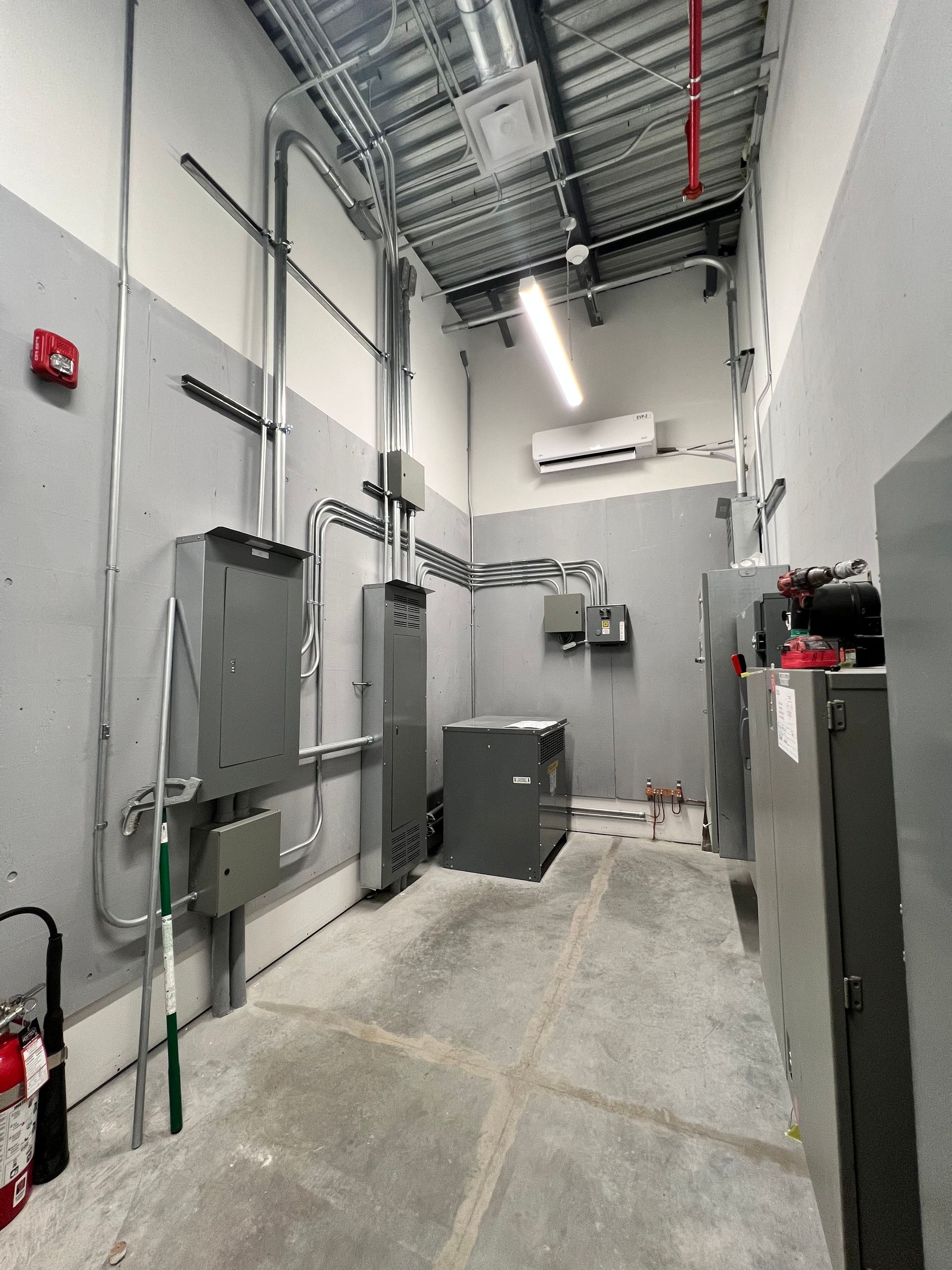 Une grande pièce avec beaucoup d'équipements électriques