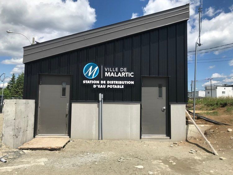 Un bâtiment avec un panneau indiquant ville de malatic.