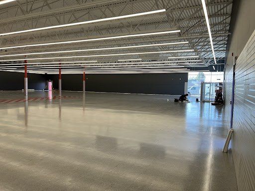 Une grande pièce vide avec beaucoup de lumières au plafond.