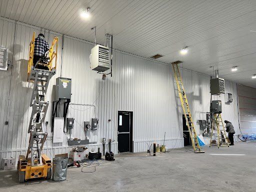 Un homme travaille sur une machine dans un entrepôt.