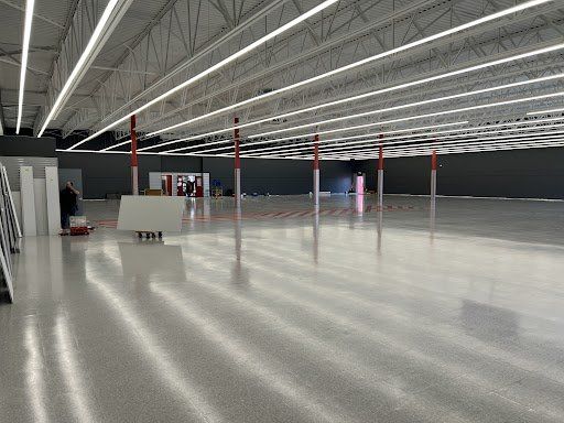 Un grand entrepôt vide avec beaucoup de lumières au plafond.