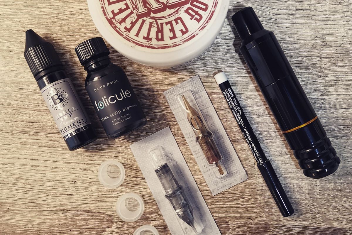 Närbild på scalp micropigmentation utrustning