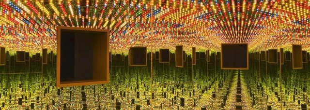 Imagen de las Habitaciones del Espejo Infinito de Yayoi Kusama. Imagen de las Habitaciones del Espejo Infinito de Yayoi Kusama.