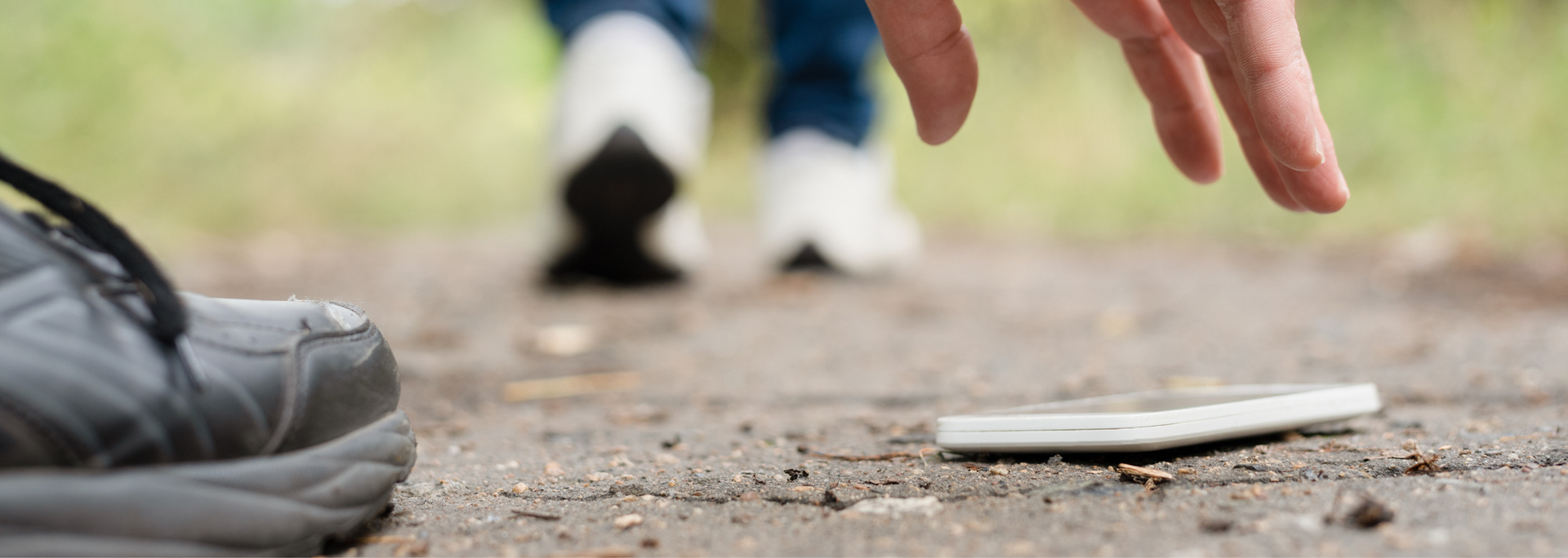 Picture of a smartphone hitting the floor and not breaking.