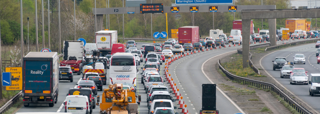 Bild einer stark befahrenen Straße in Großbritannien mit Verkehrsverlust Bild einer stark befahrenen Straße in Großbritannien mit Verkehrsverlust