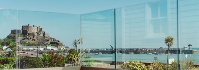 Picture of a high-quality outdoor laminated glass installation. Picture of a high-quality outdoor laminated glass installation.