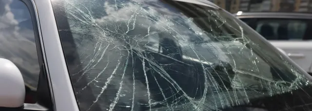 Imagen de una ventana de coche rota Imagen de una ventana de coche rota