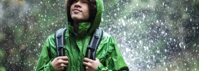 雨の中、防水ジャケットを着て立っている人の写真 雨の中、防水ジャケットを着て立っている人の写真