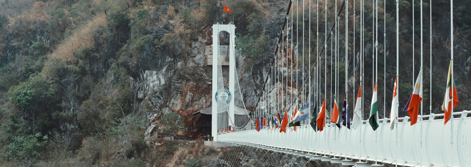 Picture of the glass-bottomed Bach Long Glass Bridge.