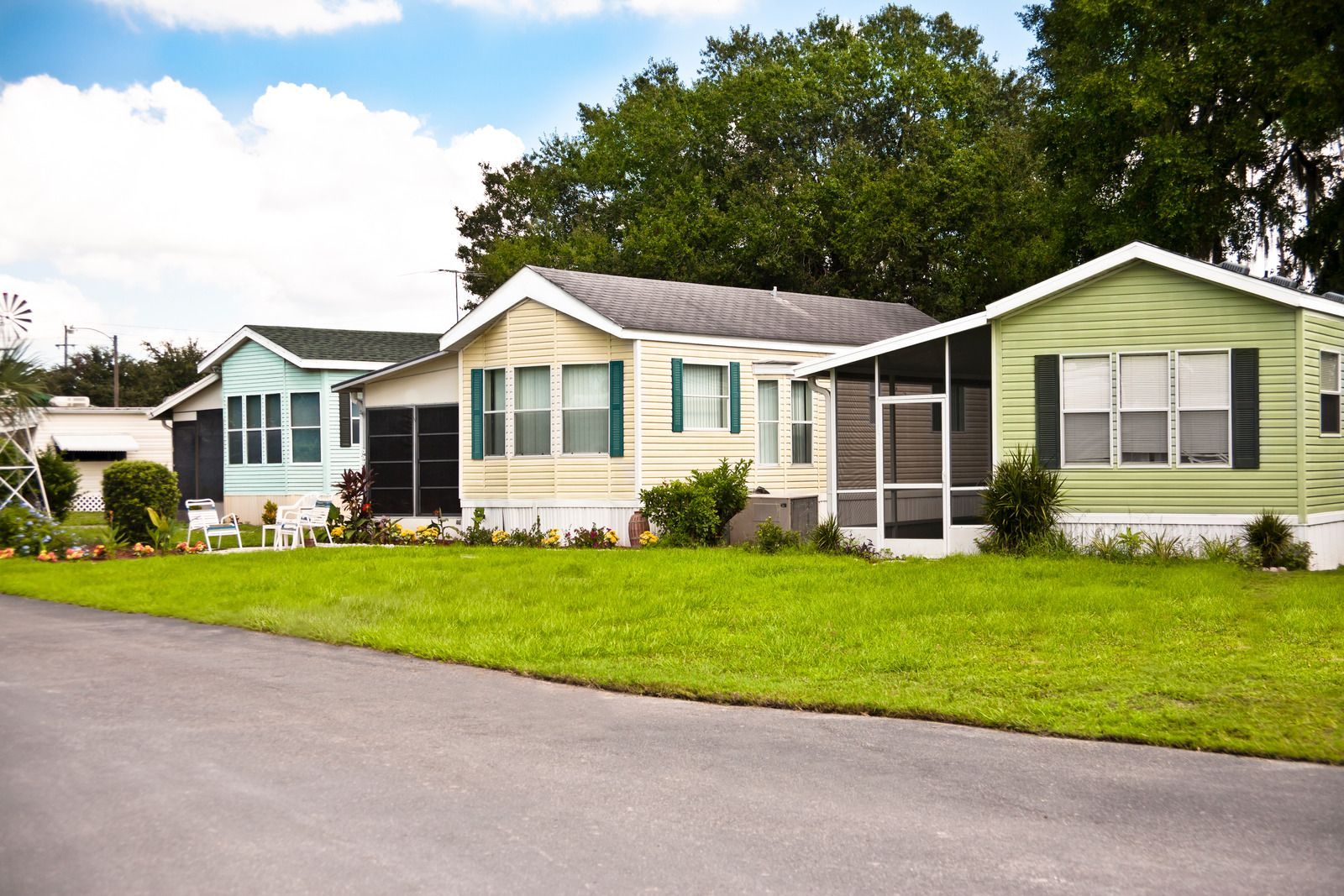 A row of mobile homes are lined up next to each other