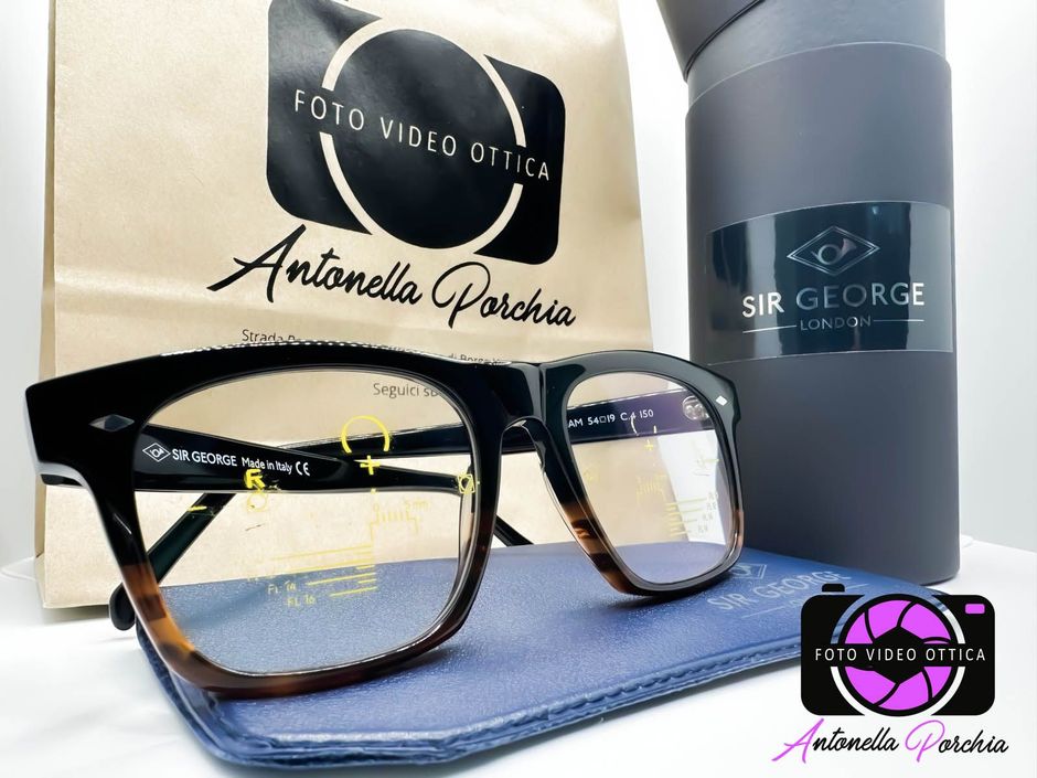 Occhiali da vista neri su custodia blu con sacchetto per occhiali dorato e flacone di detergente per lenti Sir George.