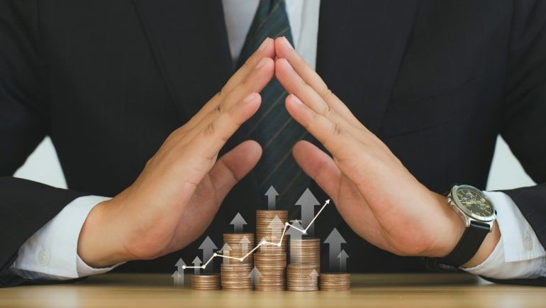 Alguns papéis com uma marca de verificação ao lado deles.