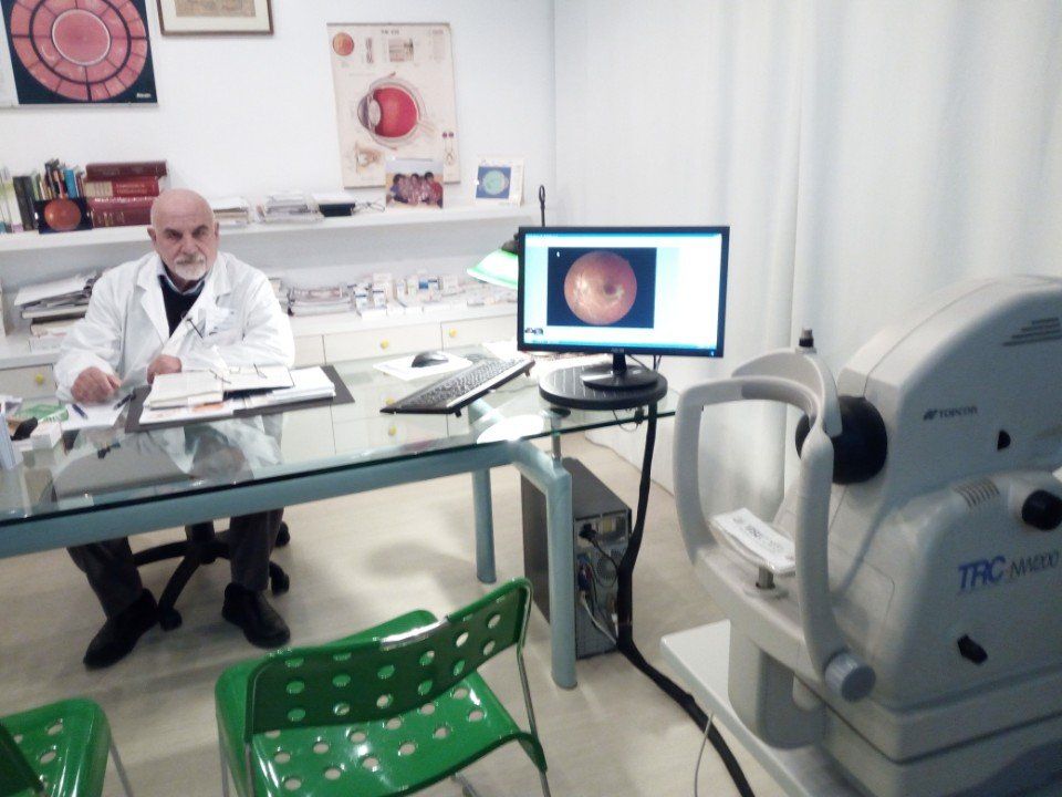 Il Dr. Pitino alla scrivania