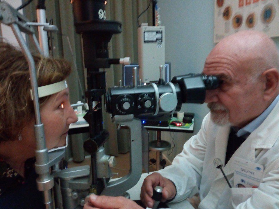 L'Oculista esamina una paziente