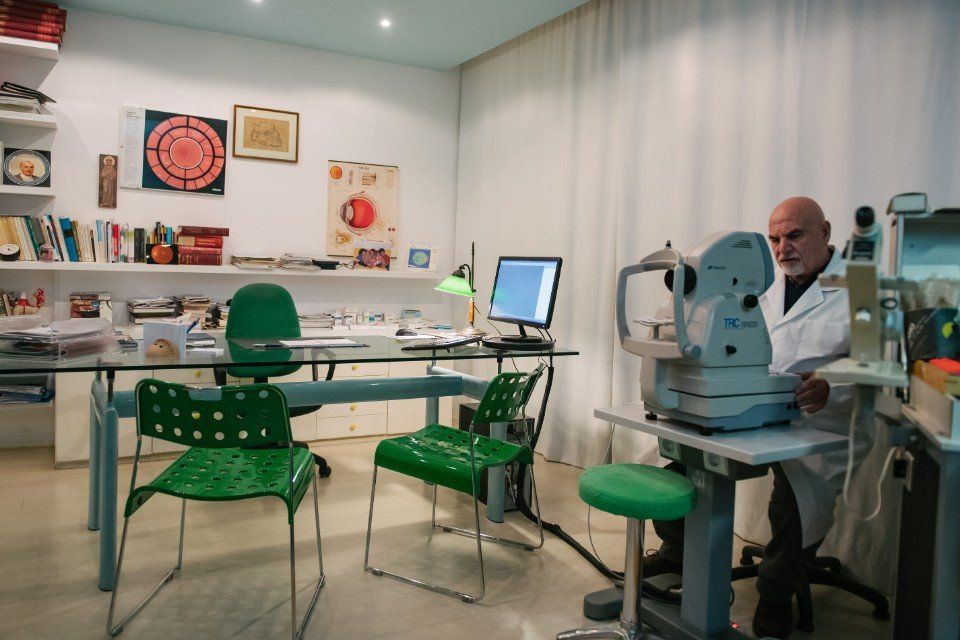 Il Dott. Pitino nel suo studio