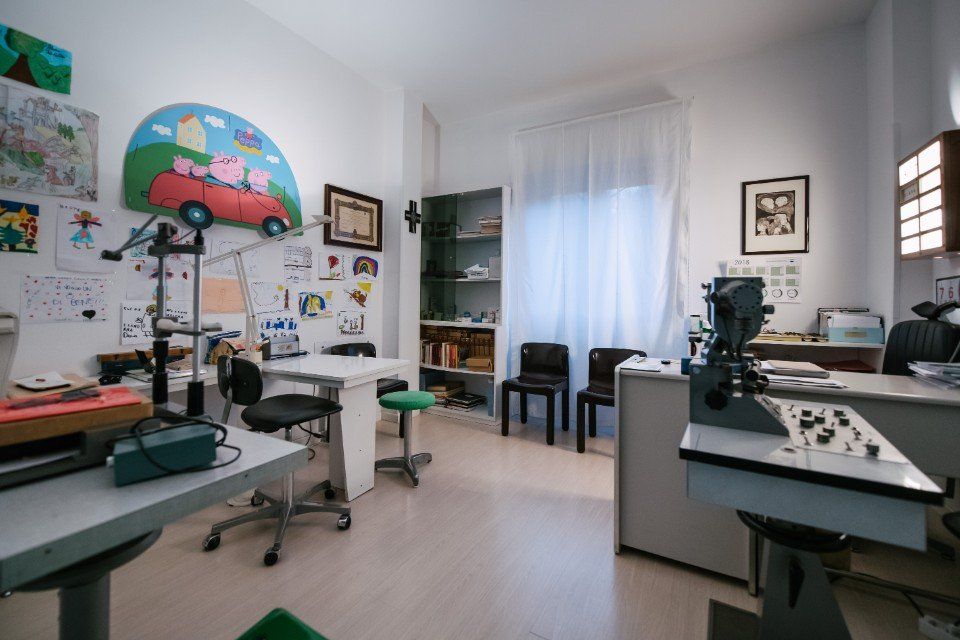 Studio oculistico con disegni fatti da bambini