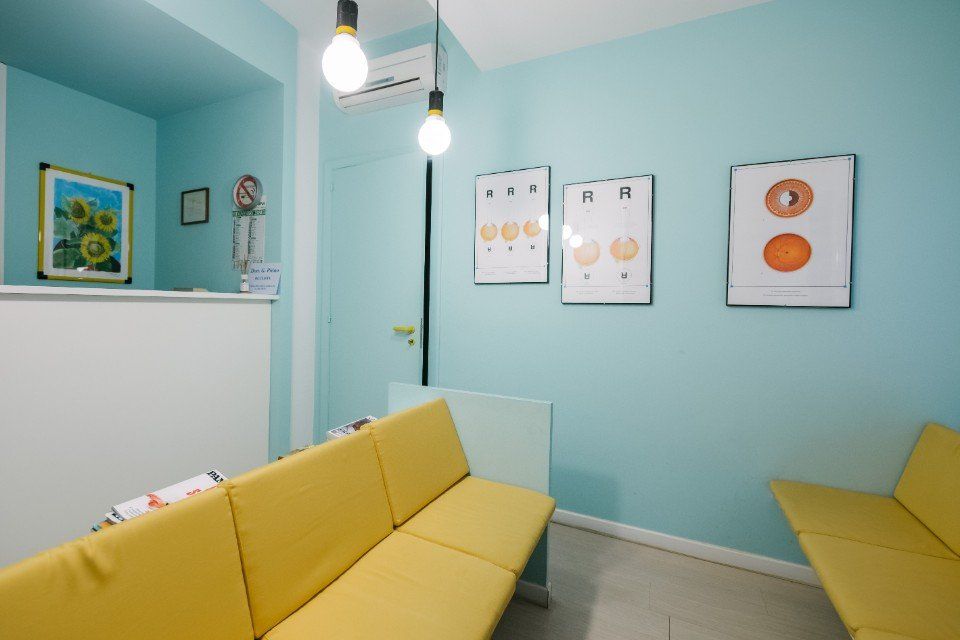 Poltrone gialle sala d'attesa