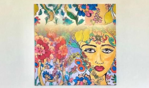 Opera floreale colorata con volto di donna tra i fiori. Parte superiore dipinta in oro.