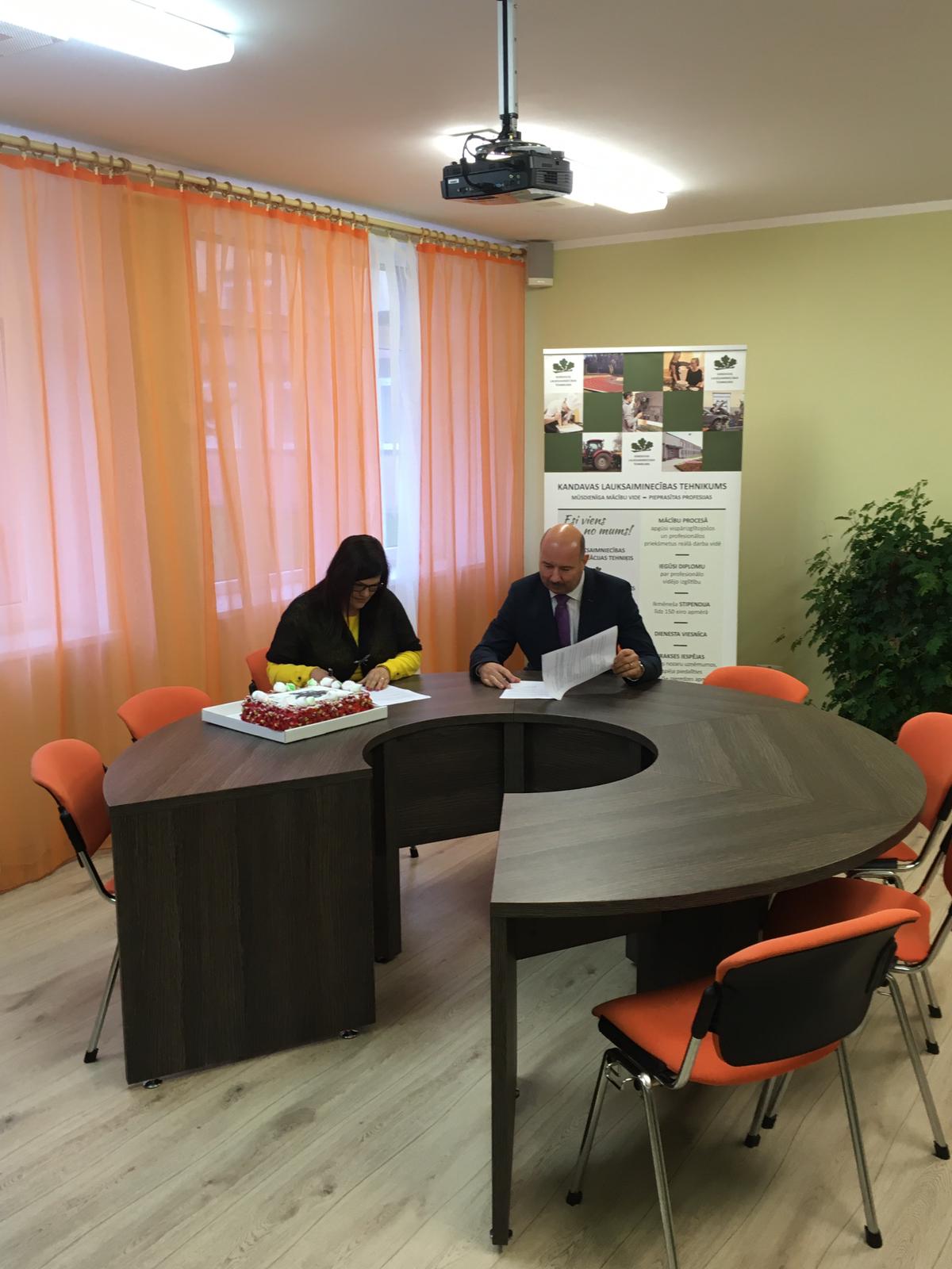 LTRTA ir uzsākusi līgumu slēgšanu ar lauksaimniecības tehnikumiem par materiāli tehniskās bāzes nodrošināšanu profesijas ,,Lauksaimniecības mehanizācijas tehniķis'' apgūšanai.