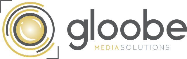 Logotipo de Gloobe Media Solutions que presenta un ícono de lente de color amarillo dorado con anillos concéntricos 