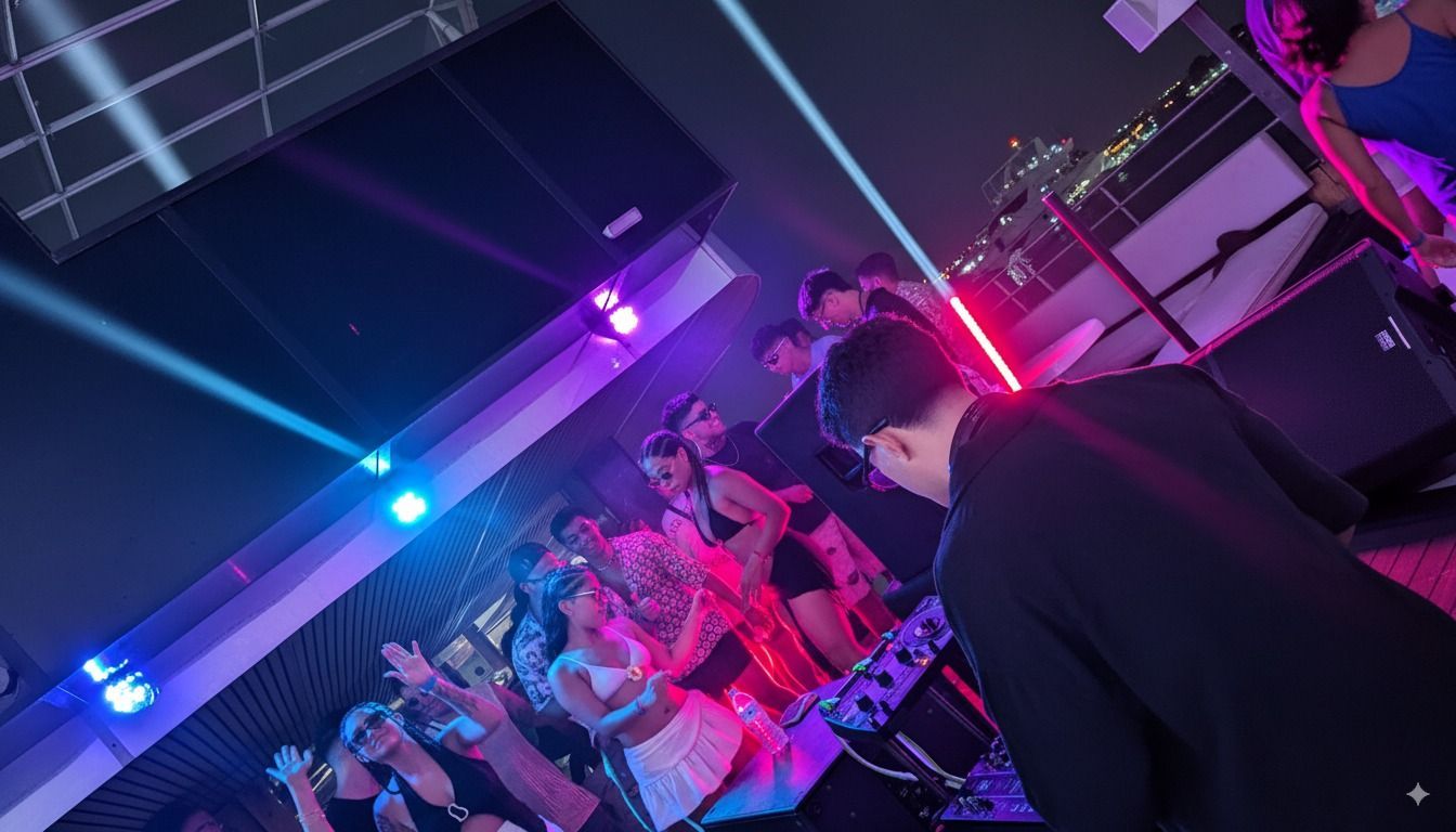 DJ en una fiesta en la azotea con bailarines, luces de colores y un paisaje urbano de fondo. Luna rush