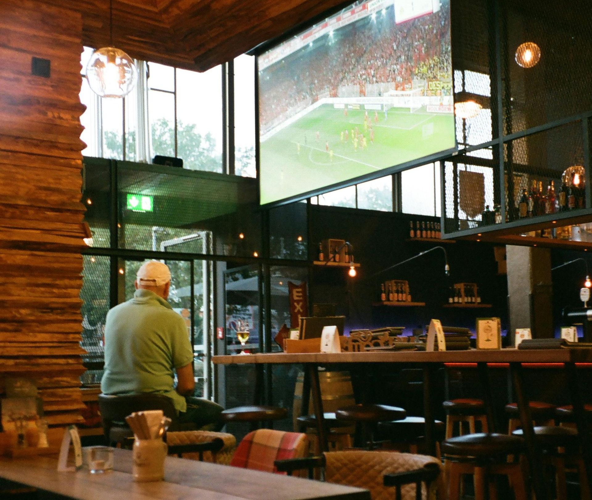 Sky-Abmahnung droht bei öffentlicher Fußball-Übertragung in Bars ohne gültiges Business-Abo Bar mit laufender Fußballübertragung – typische Situation bei Abmahnungen wegen öffentlicher Sky-Wiedergabe