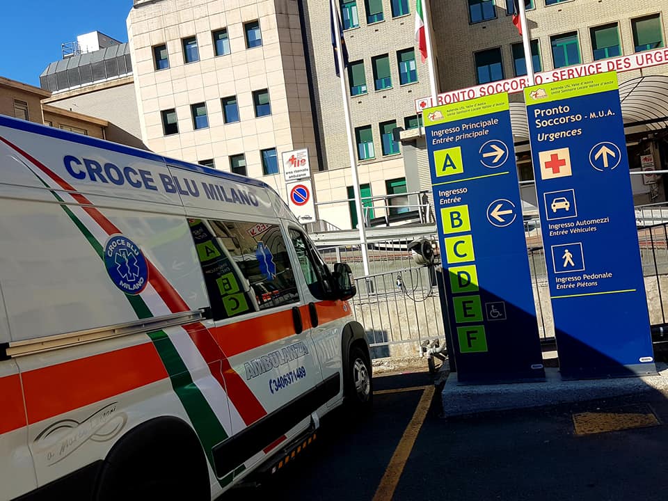 ambulanza fuori da un pronto soccorso