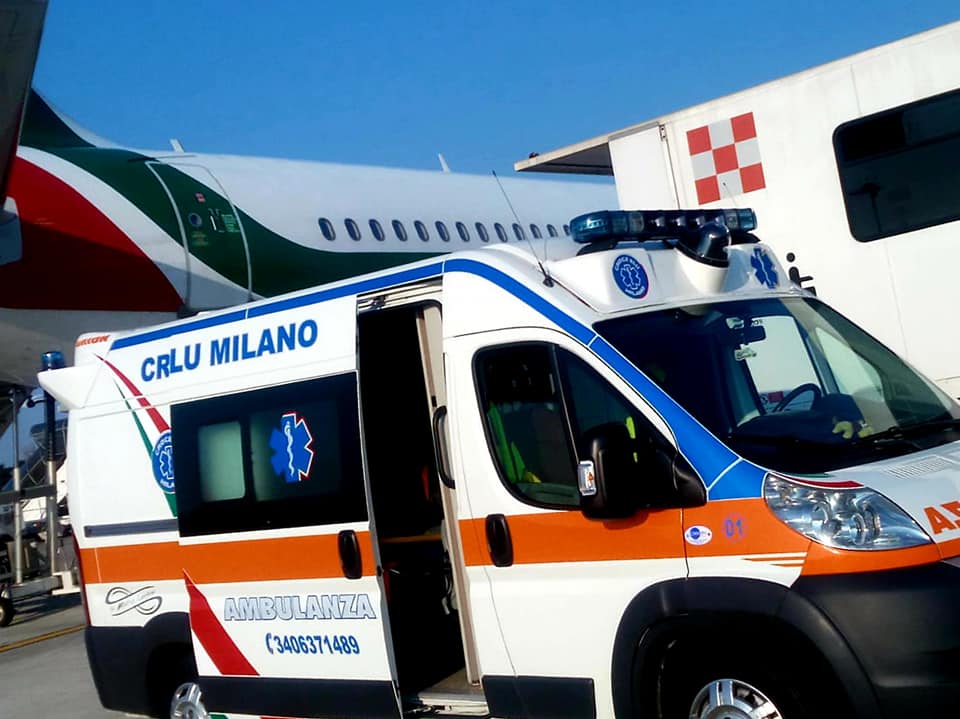 ambulanza Croce Blu Milano parcheggiata