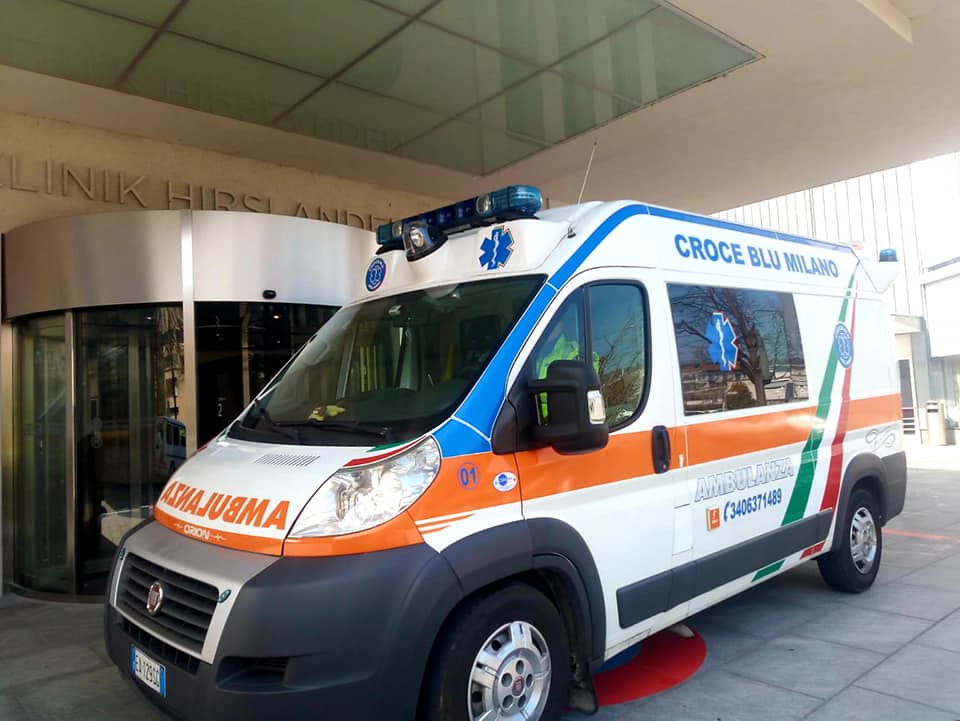 ambulanza parcheggiata