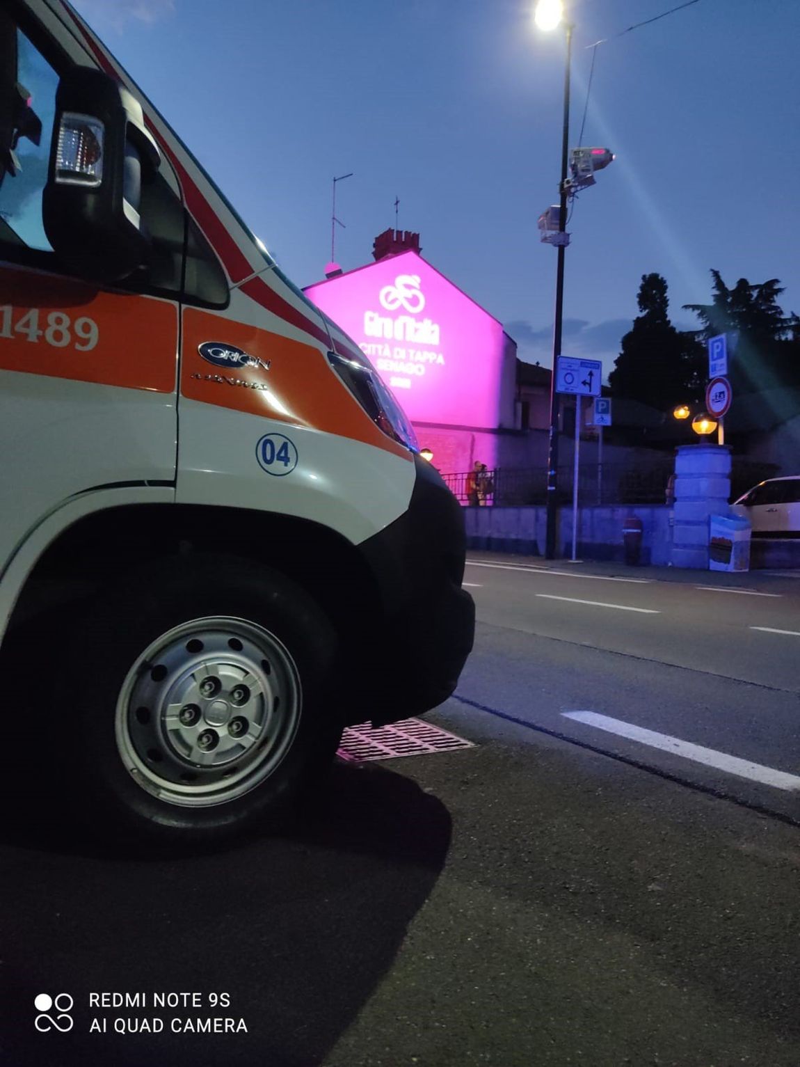ambulanze parcheggiate fuori da un palazzo