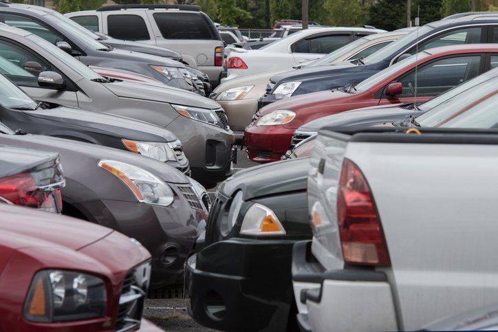 a lot of cars are parked in a parking lot .