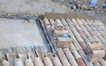 reparar tejado de tejas y hacer retejado parcial en casa antiguo en Coruña,