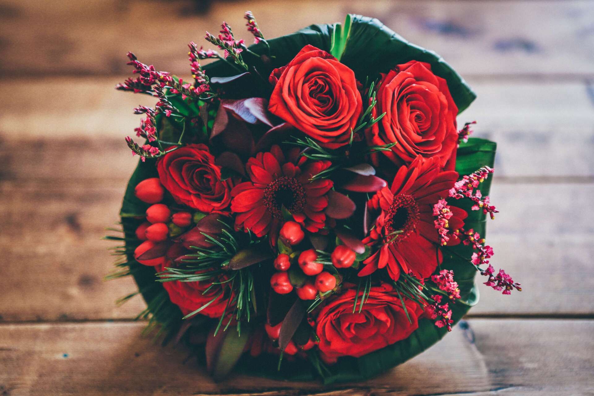 what to say at a funeral red flower bouquet